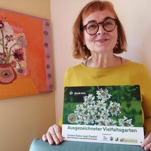 Offene Gartenpforte im Rosa Haus mit den Grünen Fensterläden